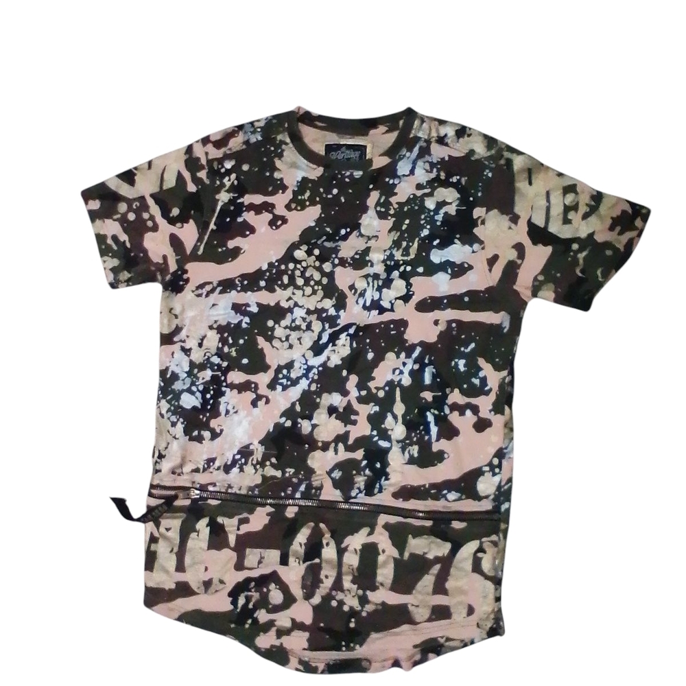Stylish Camouflage Men's T-shirt W/ Zipper. Size Large